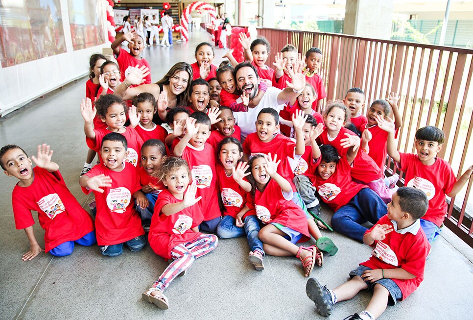 Colgate Sonrisas Brillantes, Futuros Brillantes Colgate Sonrisas Brillantes, Futuros Brillantes